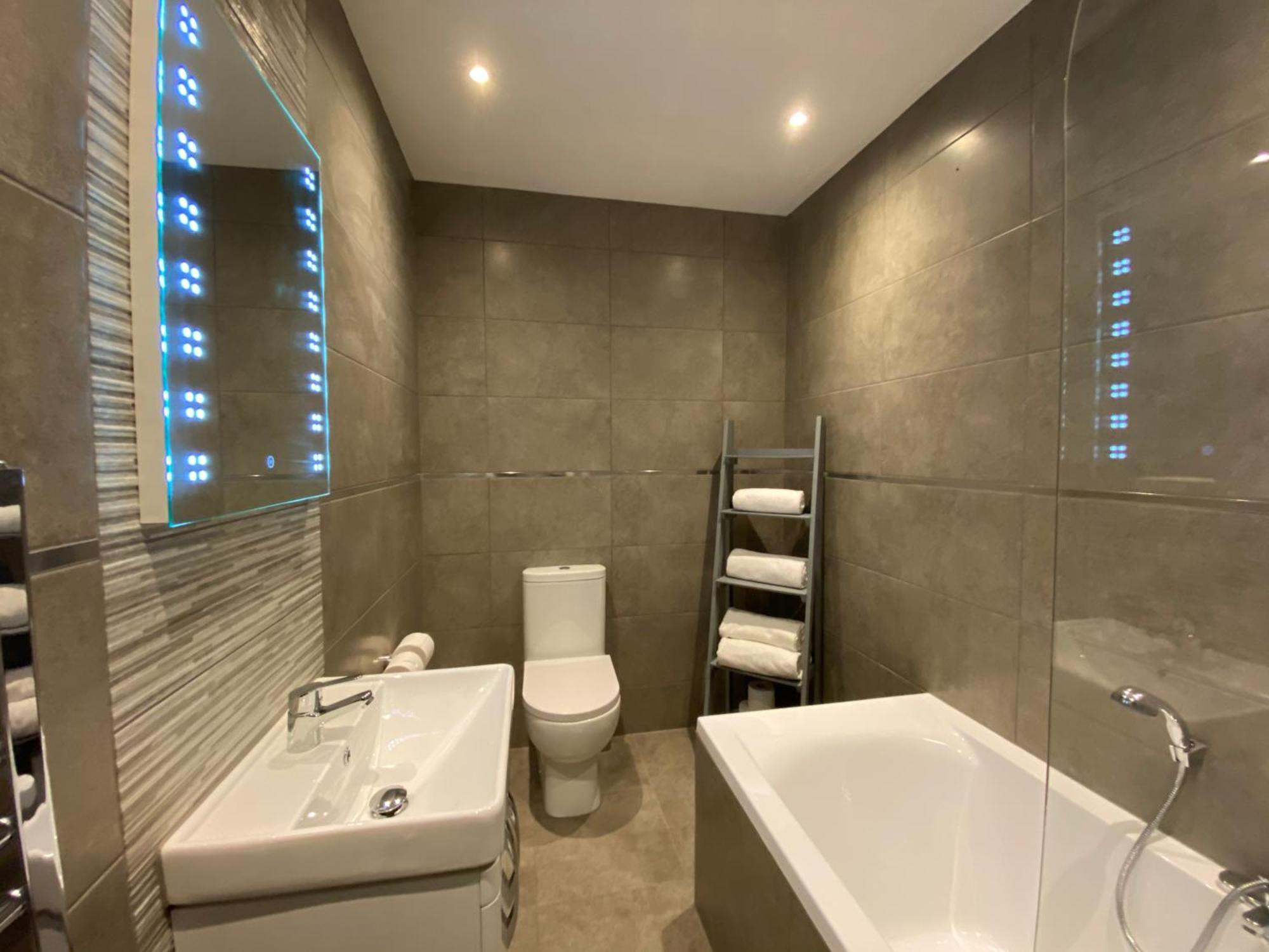 Eden Escapes Serviced Apartments Моркамб Екстериор снимка